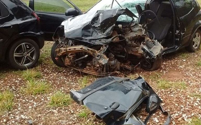 Acidente entre ambulância e carros deixa feridos na SP-255