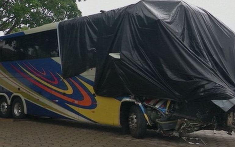 Ônibus bate na traseira de carreta e passageiro morre na Castello Branco