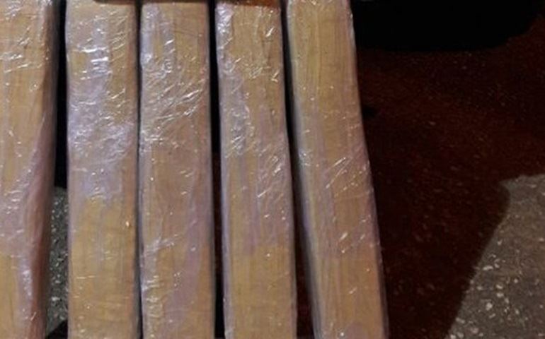 Tijolos de maconha são apreendidos com passageiro de ônibus em Itararé