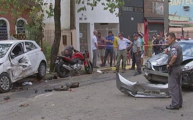 Motociclista morre em acidente após ser arremessada e prensada por carro