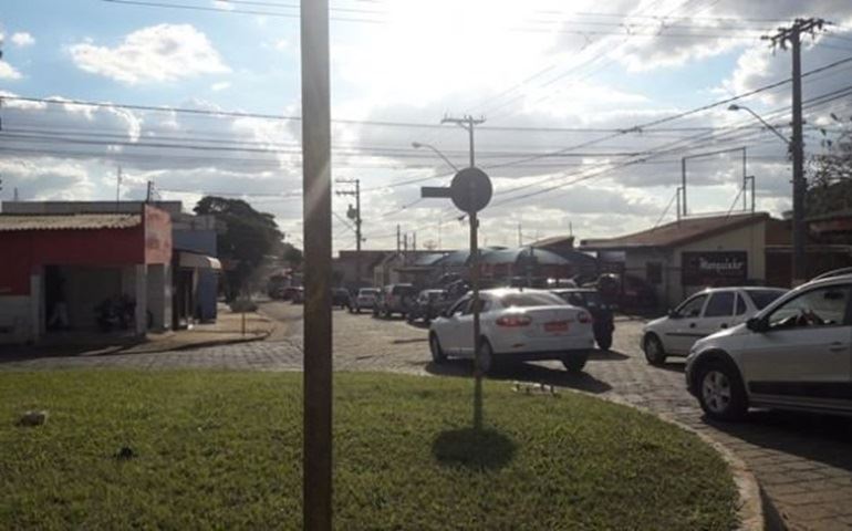 Em plena segunda, trânsito é caótico em Avaré