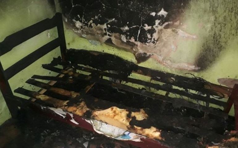 Menino fica sozinho em casa, brinca com isqueiro e imóvel pega fogo