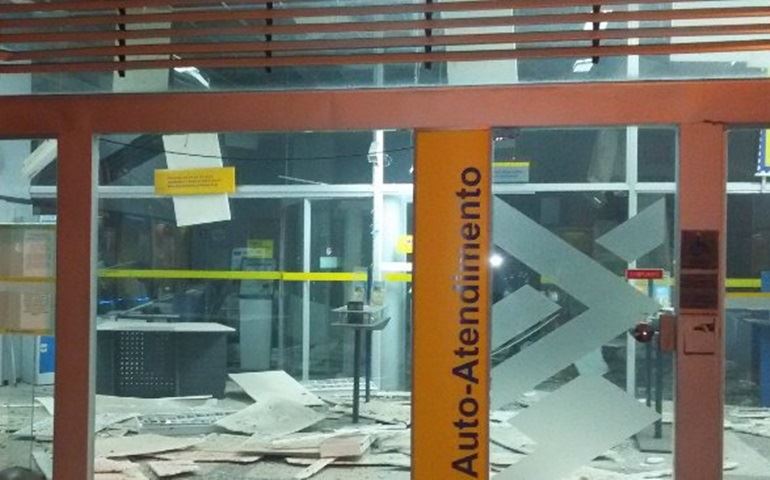 Ladrões explodem cofres de duas agências bancárias em Angatuba