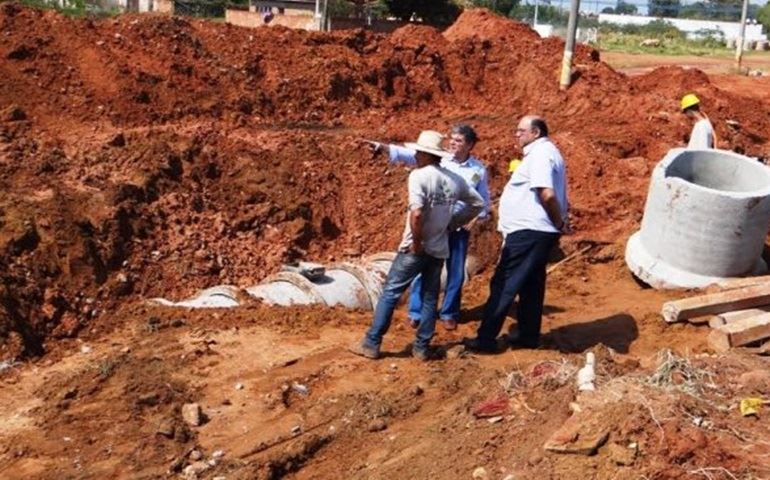 Prefeito confere obras que beneficiam bairros da cidade