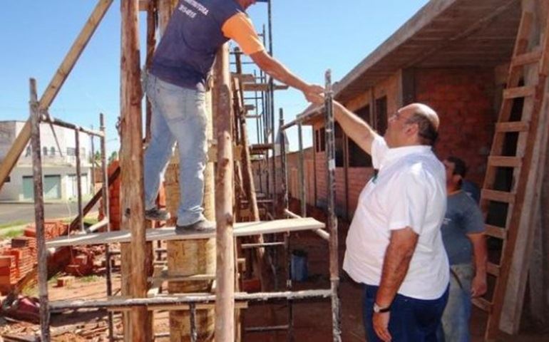 Prefeito vistoria a execução de obras das unidades de saúde