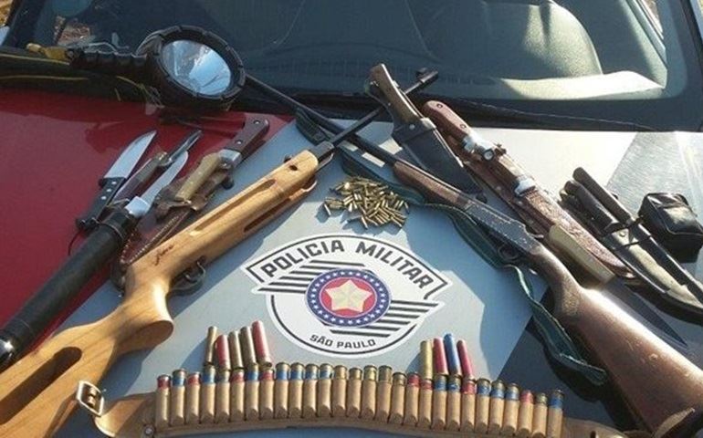 Homem é preso por porte ilegal de armas durante blitz em Taquarituba