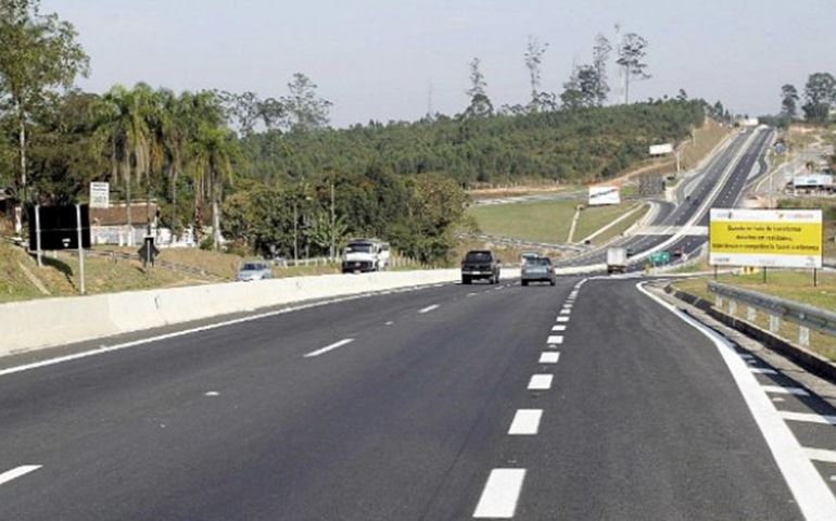 Carro bate de frente com caminhão e motorista fica gravemente ferida em Paranapanema