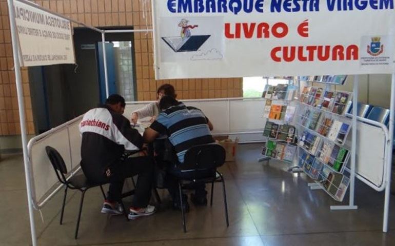 Cultura leva biblioteca itinerante à Rodoviária