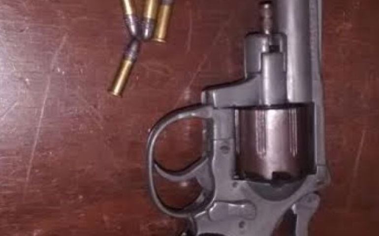 POLÍCIA MILITAR PRENDE DUAS PESSOAS COM ARMA DE FOGO NA CIDADE DE SARUTAIÁ/SP.
