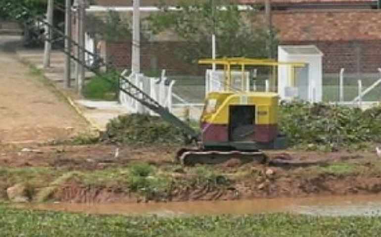 Limpeza de lago coberto por algas em Avaré não termina dentro do prazo
