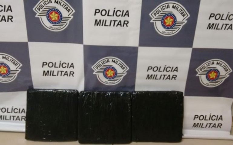 POLICIAMENTO RODOVIARIO PRENDE PASSAGEIRA DE ÔNIBUS COM HAXIXE
