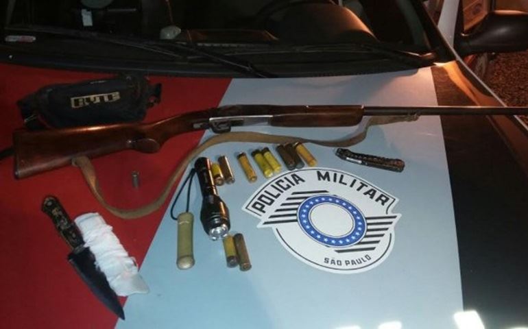POLÍCIA MILITAR PRENDE DOIS HOMENS POR POSSE ILEGAL DE ARMA DE FOGO