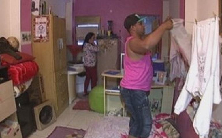 Família cozinha, dorme e lava roupas em um cômodo à espera de moradia em Angatuba
