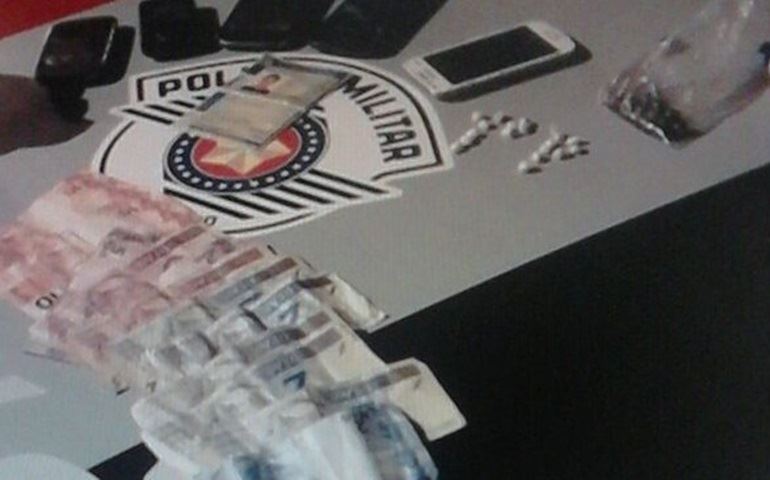 Rapaz é preso com 5 celulares após tentar se esconder em casa em Itaí