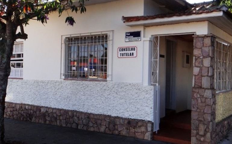 Menores guardadores de carros continuam agindo na feira da Av. Paranapanema.