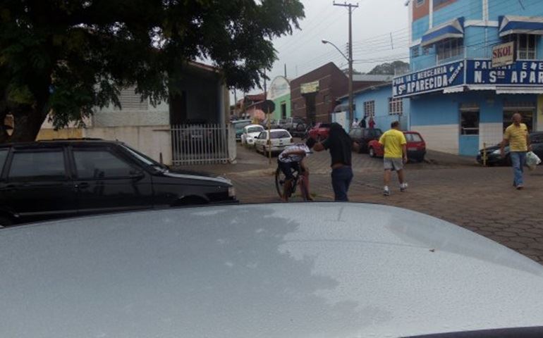 Flanelinhas guardadores de carros continuam atuando na Feira em Avaré.