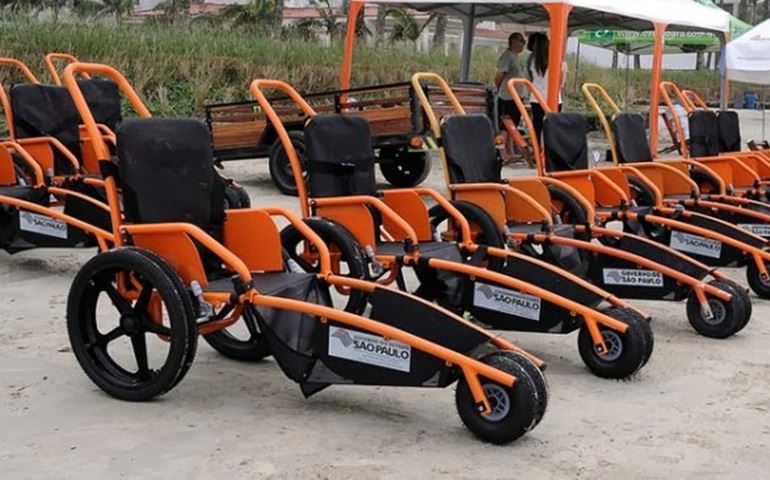 Praia Acessível já funciona em Avaré. Com cadeiras especiais, pessoas com deficiência pode entrar