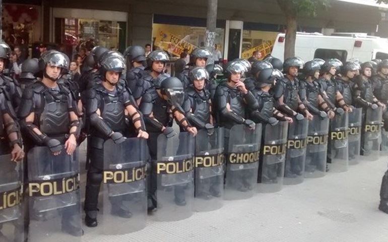 Policiais receberam vaias ao chegar com armaduras de ?Robocop?