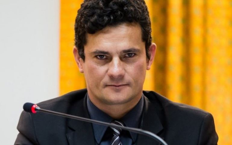 Moro é tratado como herói em manifestação em Brasília