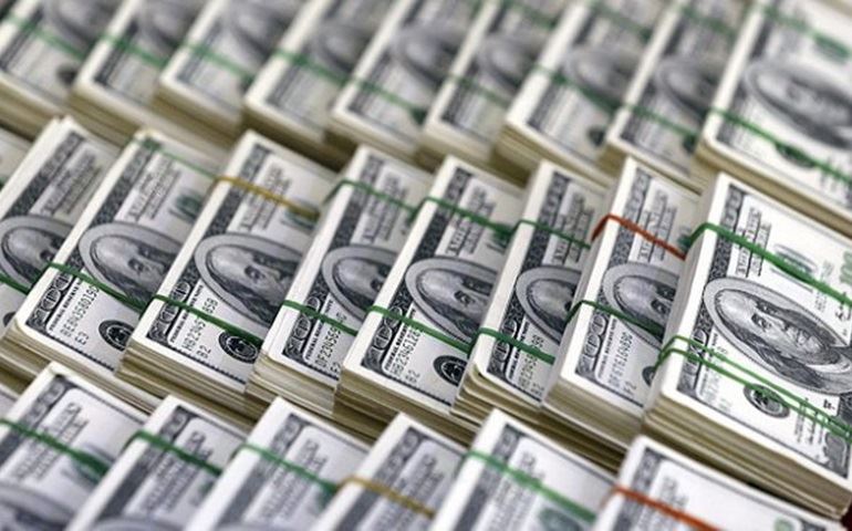 Dólar tem maior alta diária em cinco meses e bolsa cai com turbulência política