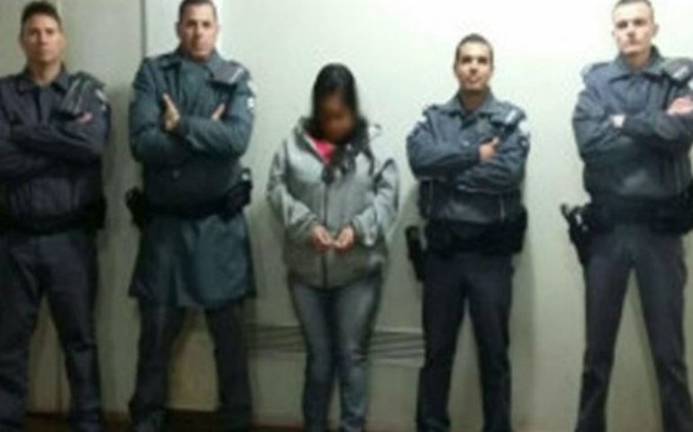 MULHER QUE TRAFICAVA EM BAR É PRESA PELA PM COM DROGAS NO SUTIÃ
