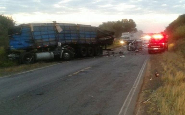 COLISÃO ENVOLVENDO CAMINHÕES DEIXA FERIDOS NA RODOVIA SP-255 PRÓXIMO A SÃO MANUEL