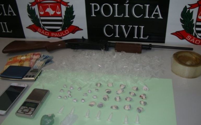 Jovem de 18 anos é flagrado com porções de maconha, crack e cocaína