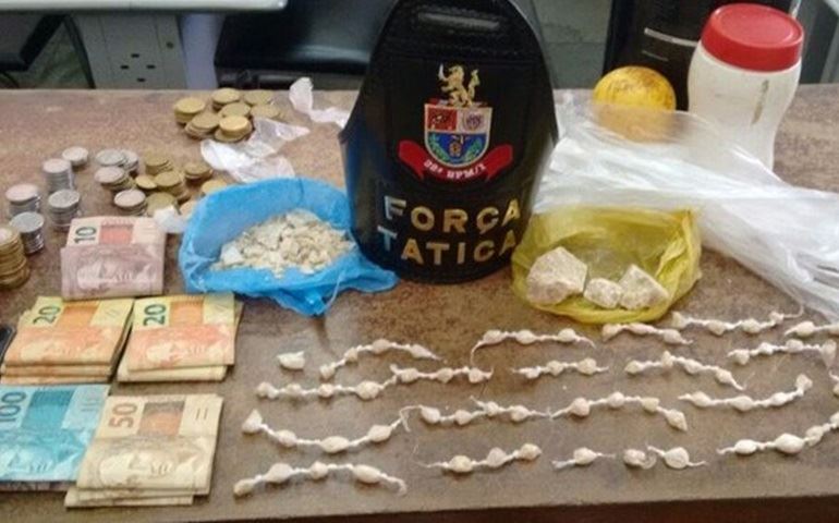 Mãe com criança de 5 anos é flagrada com drogas em casa