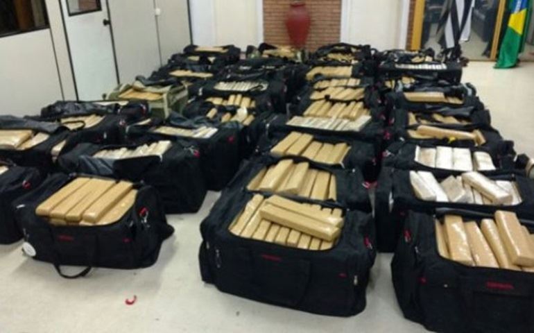 APÓS CONFRONTO, POLÍCIA DE SP APREENDE 3 T DE DROGAS EM CAMINHÃO DO EXÉRCITO BRASILEIRO