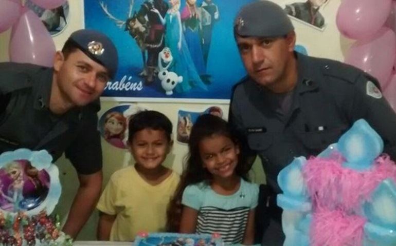 Menina pede e ganha abraço de policiais como presente de aniversário