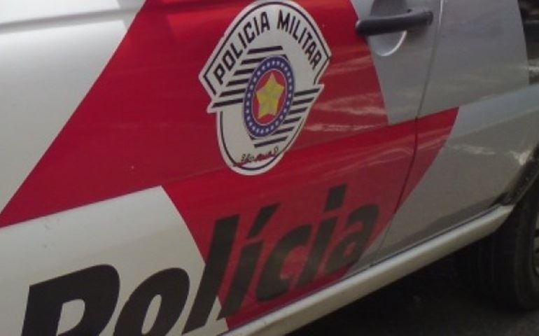 Traficante se esconde embaixo de carro e acaba preso em Avaré
