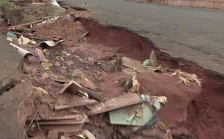 Moradores dizem que sofrem com esgoto, buracos e sujeira em Avaré