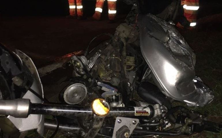 Caminhão derruba e arrasta moto por rodovia em Avaré