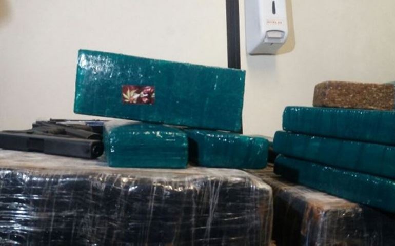 Carreta com 480 tijolos de maconha e armas é interceptada pela Polícia Civil