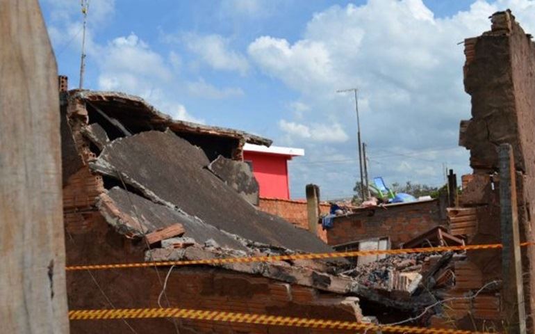Laje de casa condenada desaba sobre morador em Botucatu
