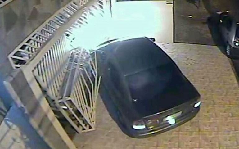 Carro desgovernado bate contra garagem no centro de Botucatu