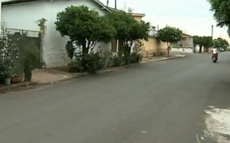 Moradora que mantém plantas em calçada poderá ser multada em Piraju