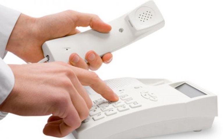 Bebê de 17 dias é salvo por bombeiro via telefone após engasgar com leite