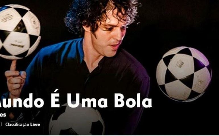 Malabarismo com bolas de futebol é atração no Largo São João