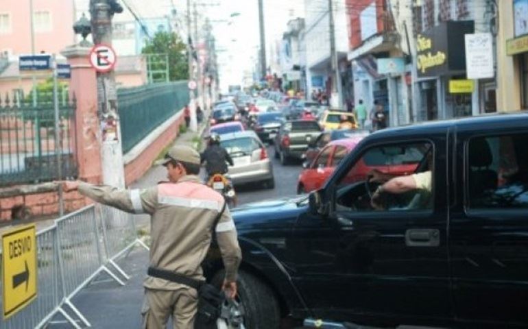 CONGESTIONAMENTO DE TRÂNSITO EM AVARÉ.