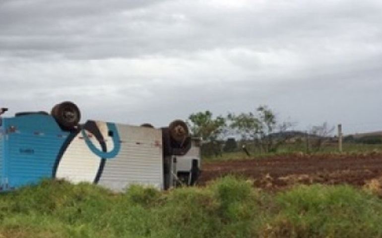Veículo para transporte de presos capota na rodovia SP 255