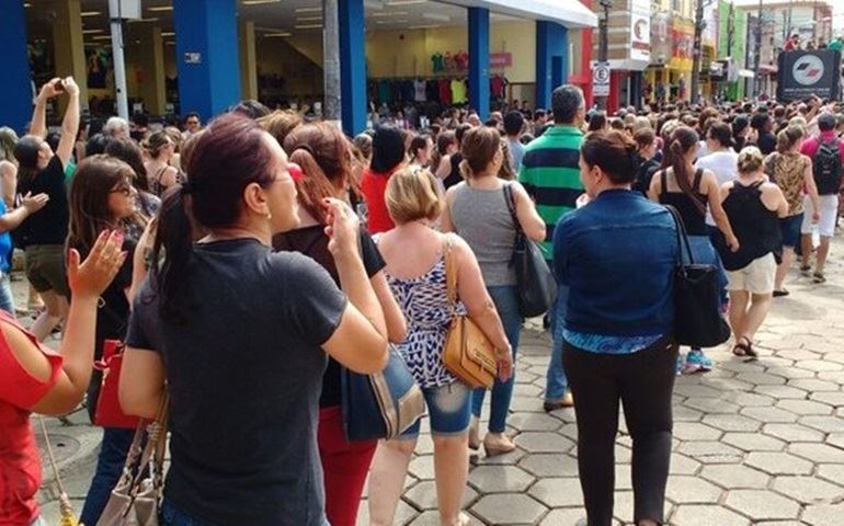 Servidores de Avaré entram em greve e protestam por salários atrasados