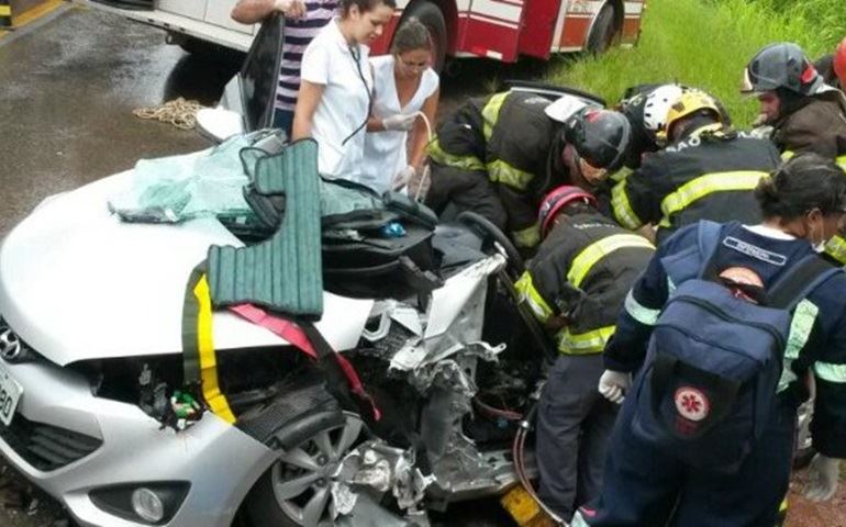 Carro bate na traseira de caminhão ferindo três pessoas em Angatuba