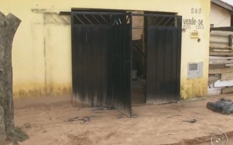 Terra de obra invade casas durante chuva e forma 'montes' de lama