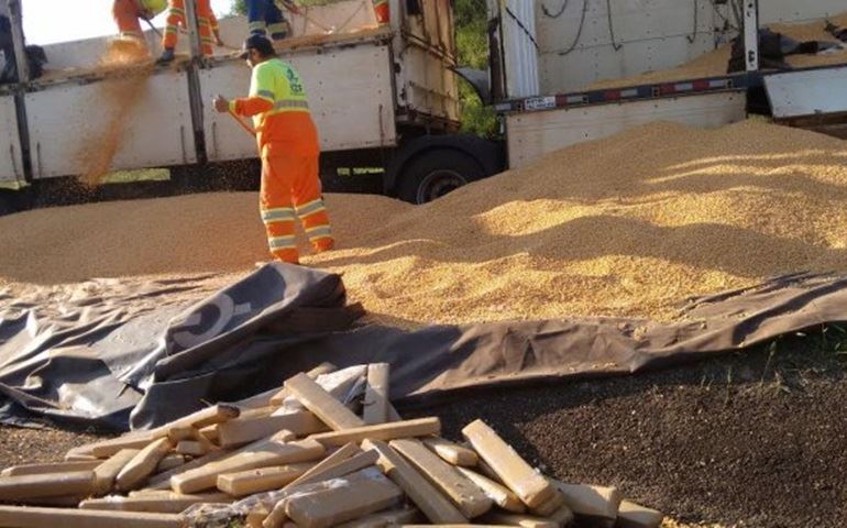 TOR apreende quase 700 kg de drogas em compartimento falso de caminhão