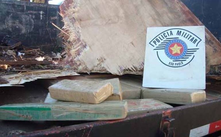 Polícia de Assis acha meia tonelada de maconha em fundo falso de caminhão de sucata