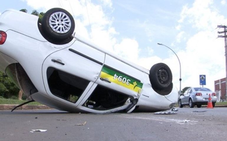 Carro abandonado na SP-255 provoca três acidentes em Avaré