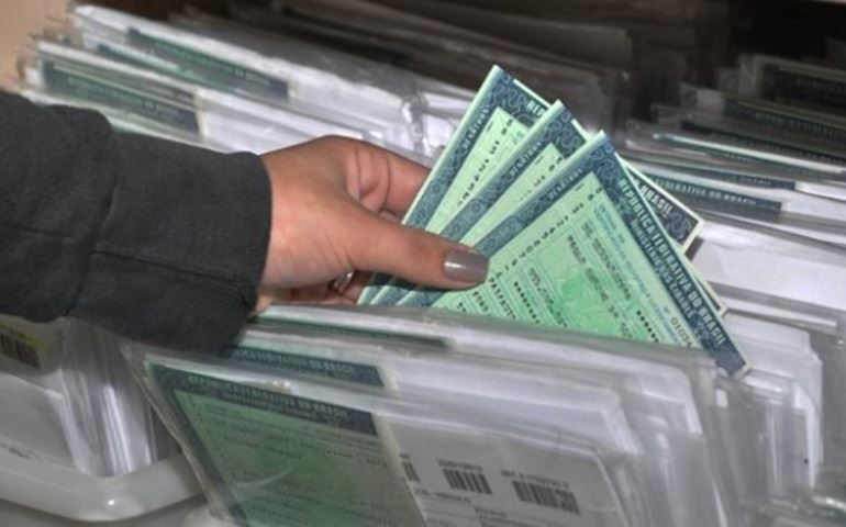 Veículos com placas 5 ou 6 devem fazer o licenciamento este mês
