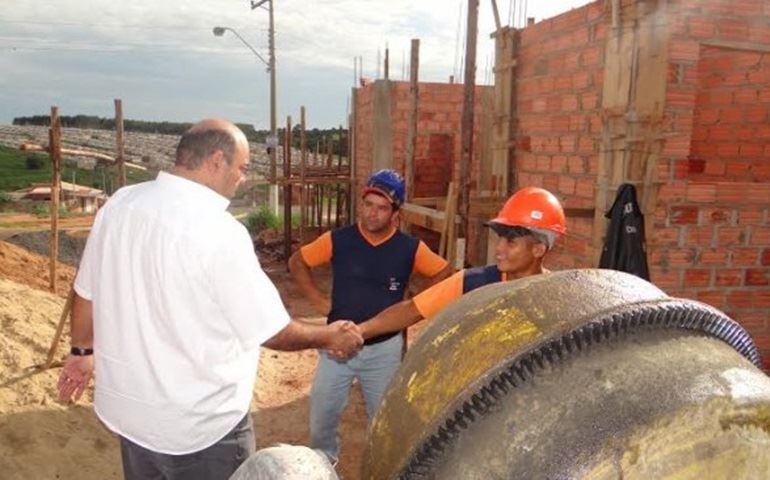 Prefeito confere cronograma de obras da Saúde