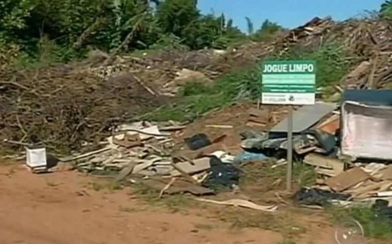 Placa de ?proibido jogar lixo? fica escondida na sujeira em Avaré